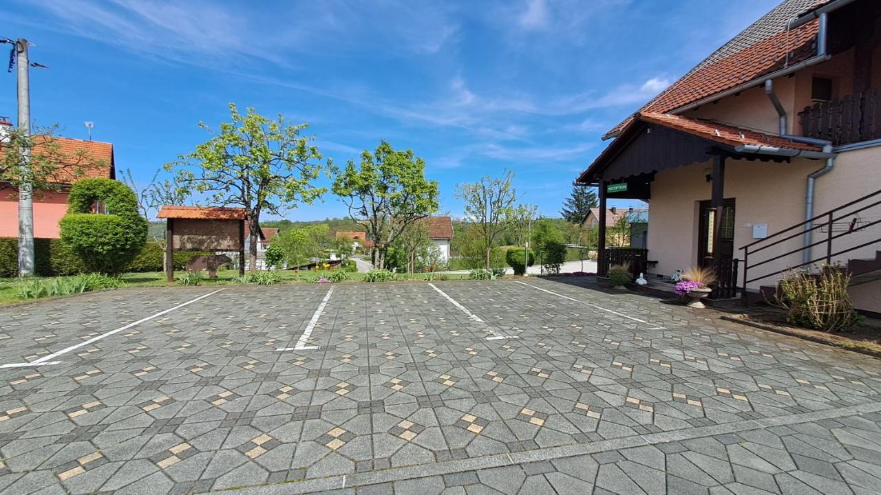 Family Puskaric Hotel Слуни Екстериор снимка