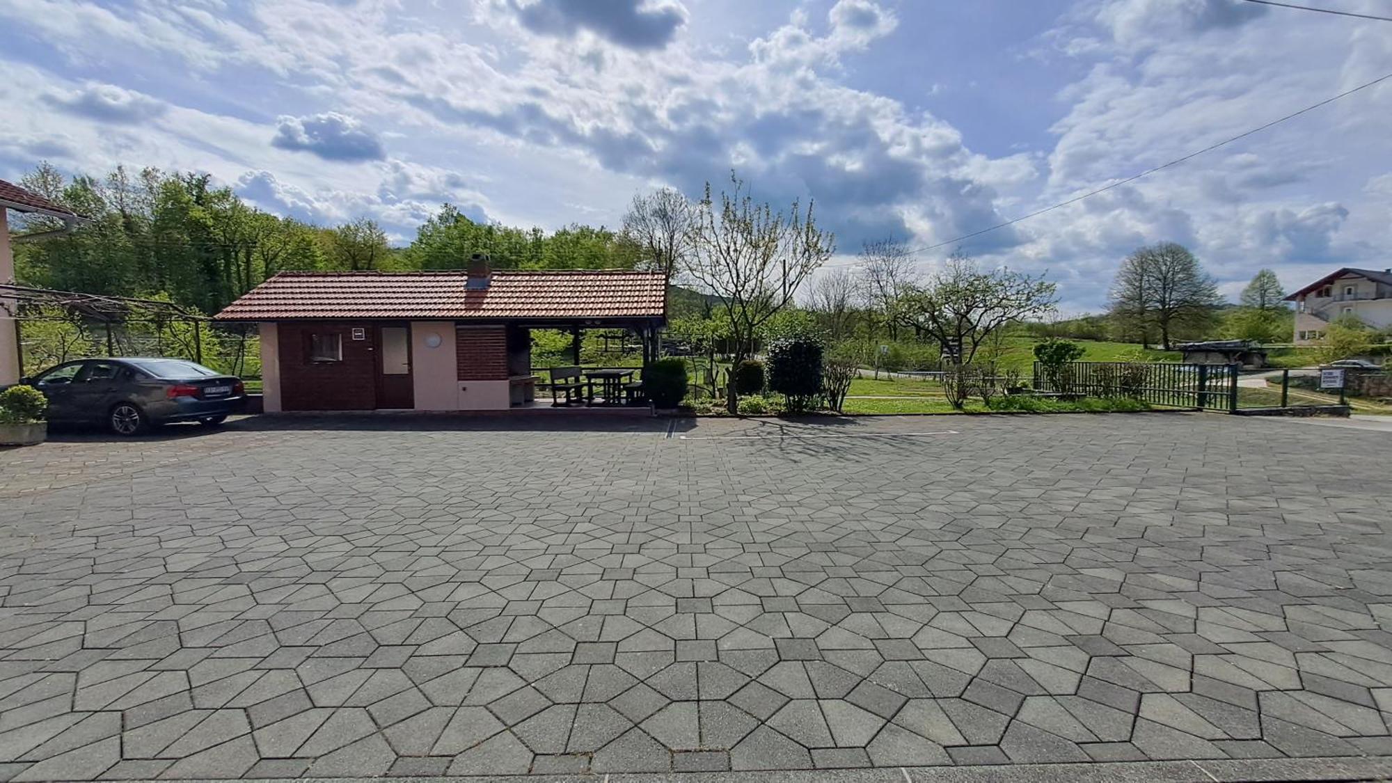 Family Puskaric Hotel Слуни Екстериор снимка