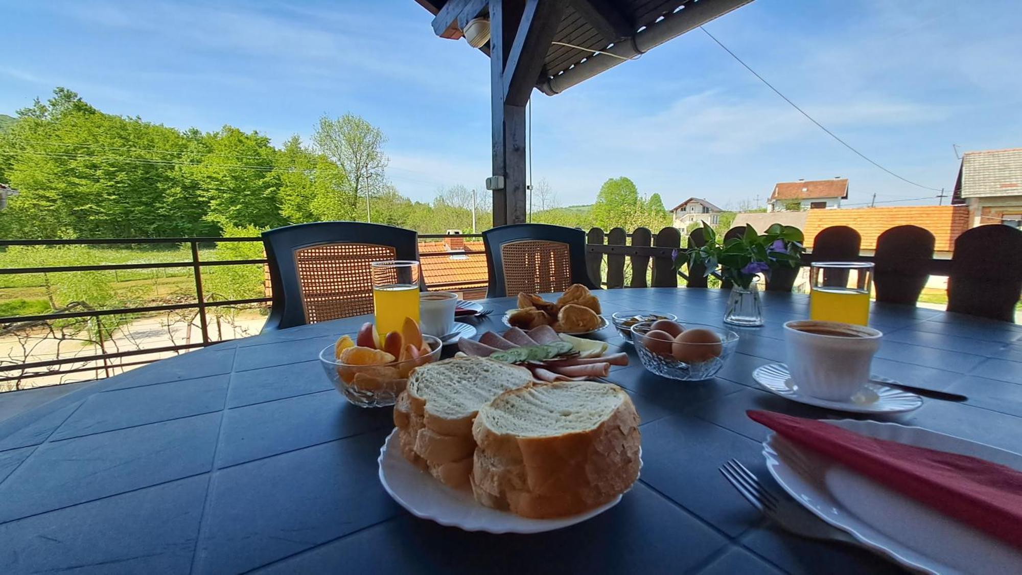 Family Puskaric Hotel Слуни Екстериор снимка