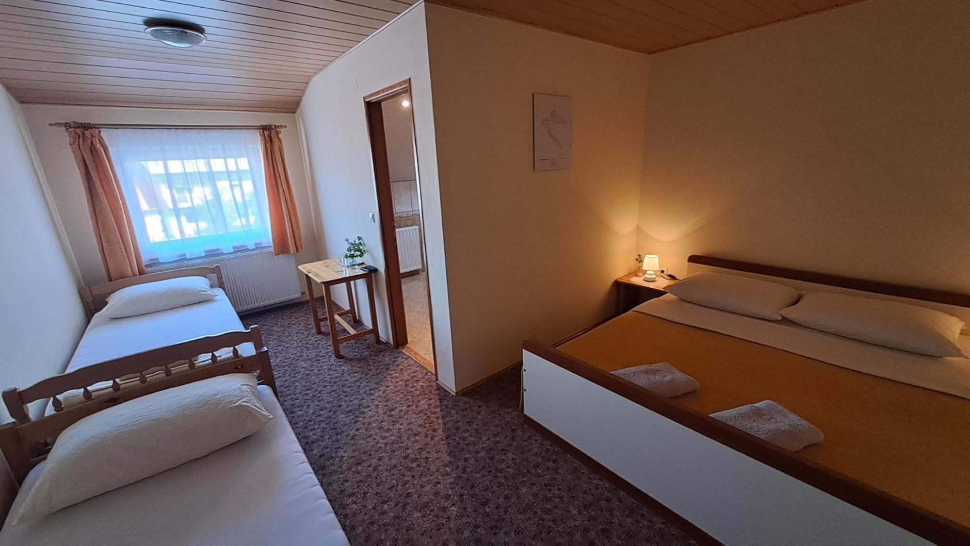 Family Puskaric Hotel Слуни Екстериор снимка