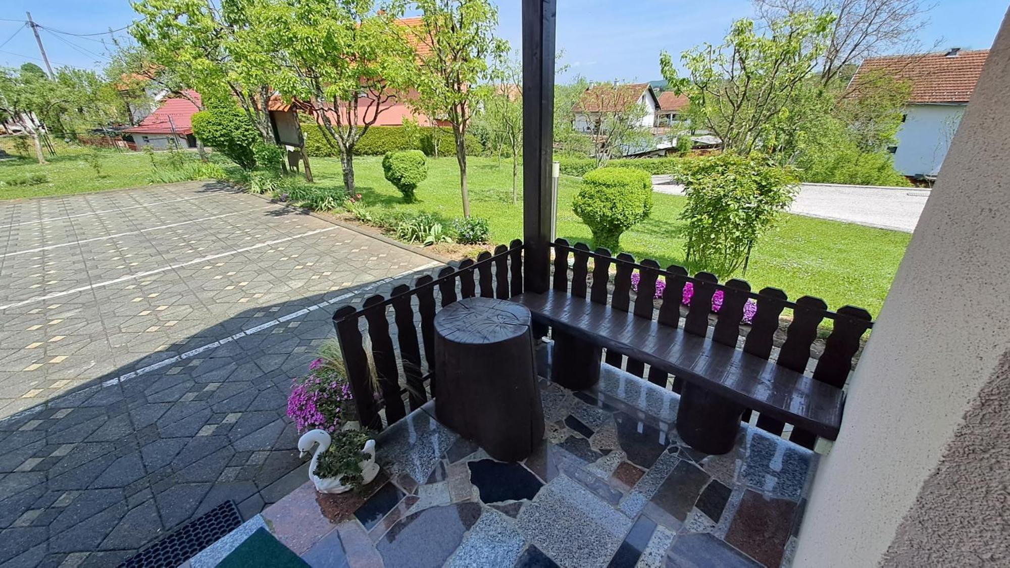 Family Puskaric Hotel Слуни Екстериор снимка